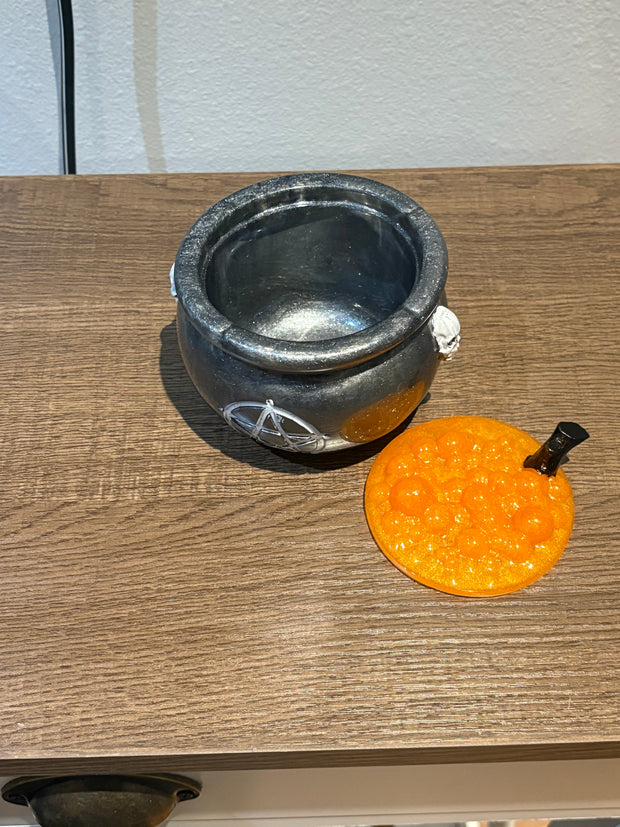 🧙‍♀️ Resin Witch’s Cauldron – stash jar with lid